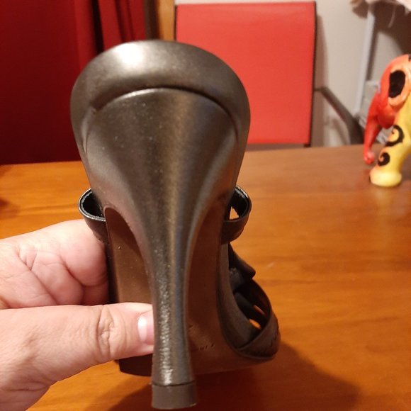 Slightly Used, but Look Perfect Donald J. Pliner Black/Dark Gray Strappy Sandal - Picture 6 of 9